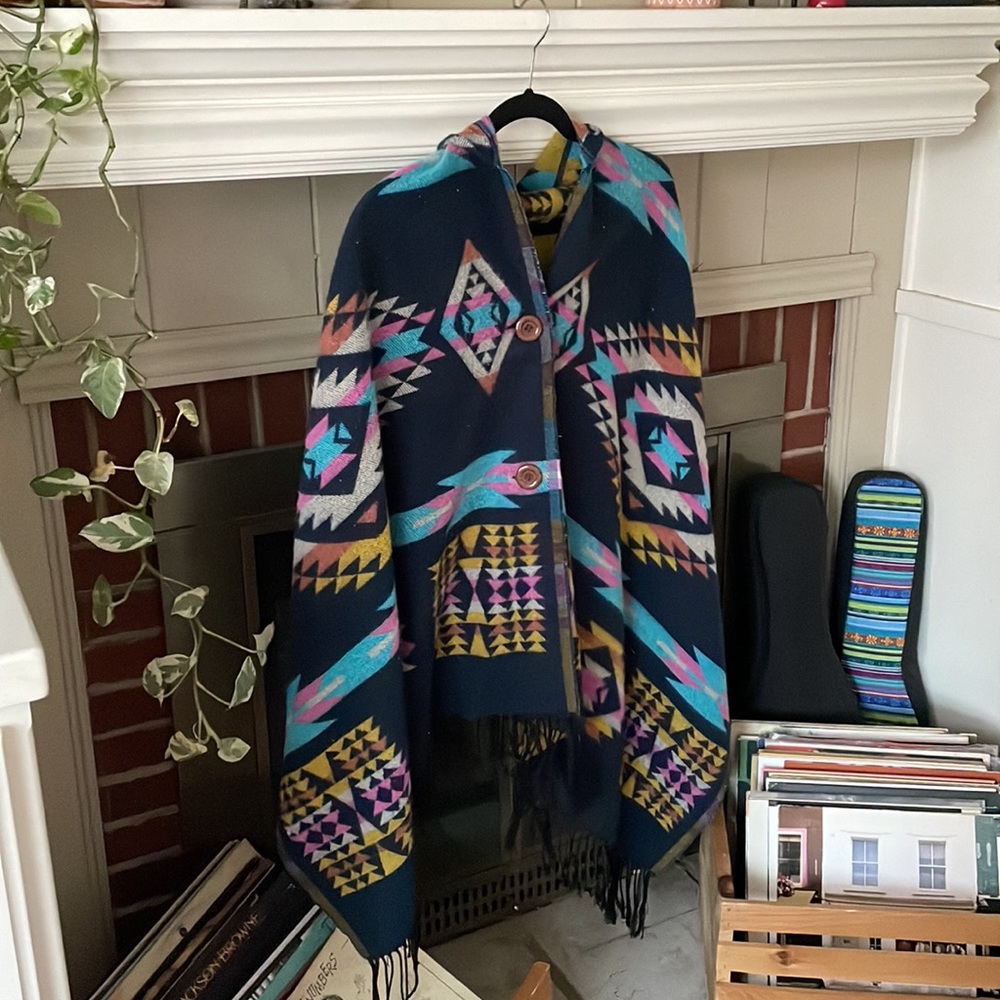 BEAUTIFUL PANCHO. No tag, this size is pretty flexible- not small.